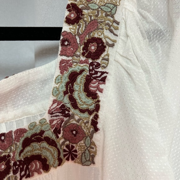 Wendy Embroidered Blouse - Picture 8 of 9